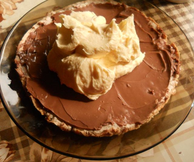 Desert tort cu blat de nuca si crema de vanilie