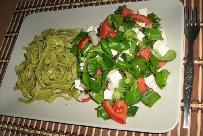 Fettuccine cu sos pesto si salata