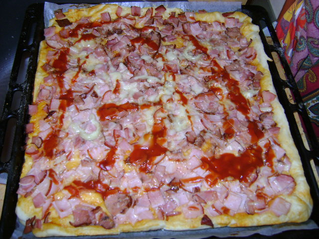 Pizza cu aluat de paine