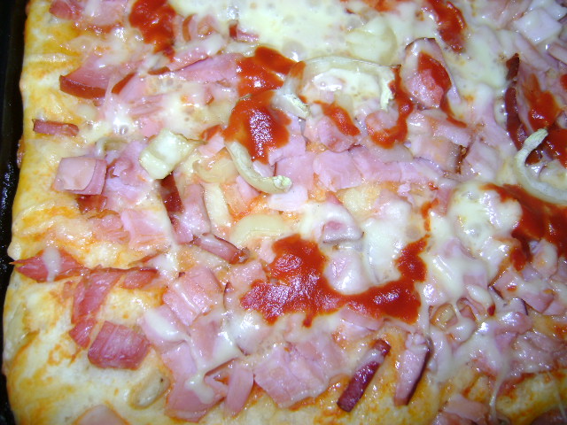 Pizza cu aluat de paine