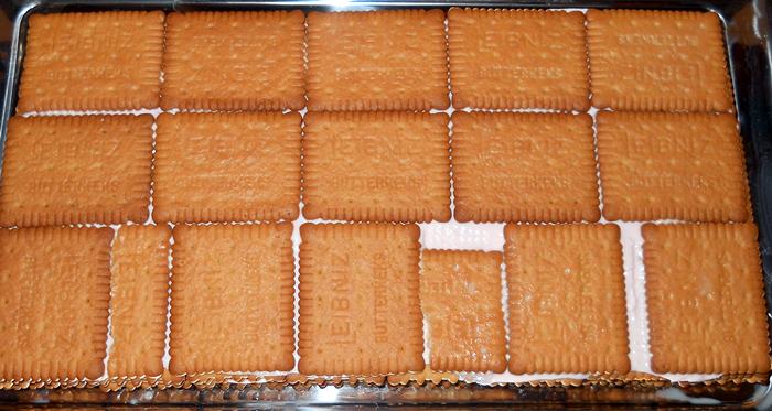 Tort de biscuiti cu crema de capsuni si ciocolata