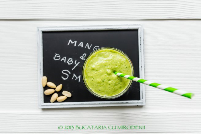 Smoothie verde cu spanac, mango si migdale