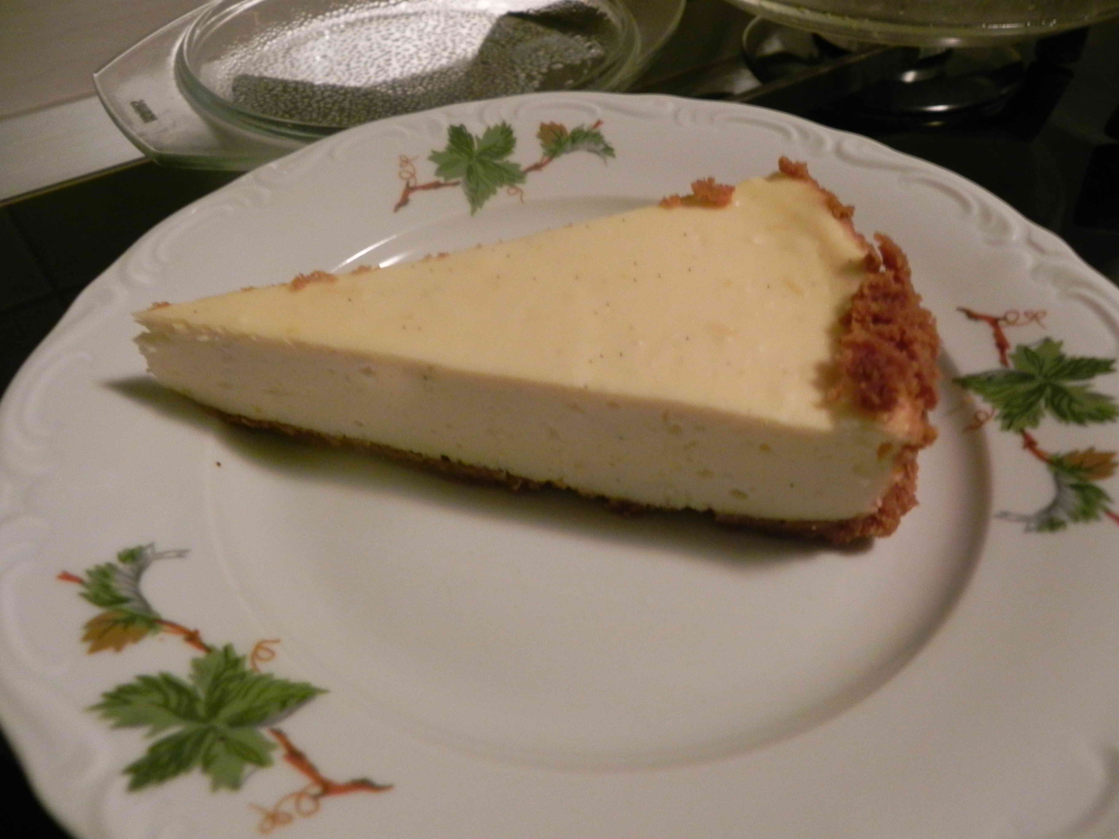 Cheesecake cu blat de biscuiti si banane caramelizate