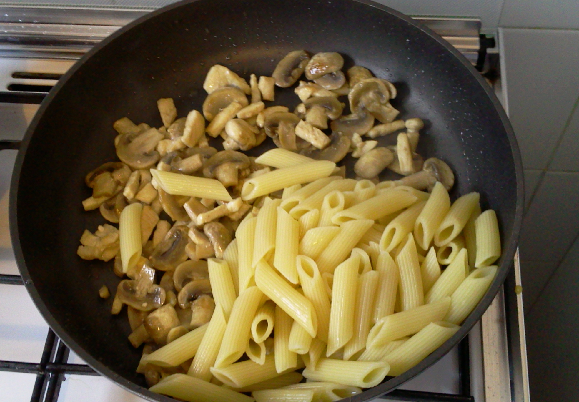 Penne cu piept de pui,ciuperci si smantana