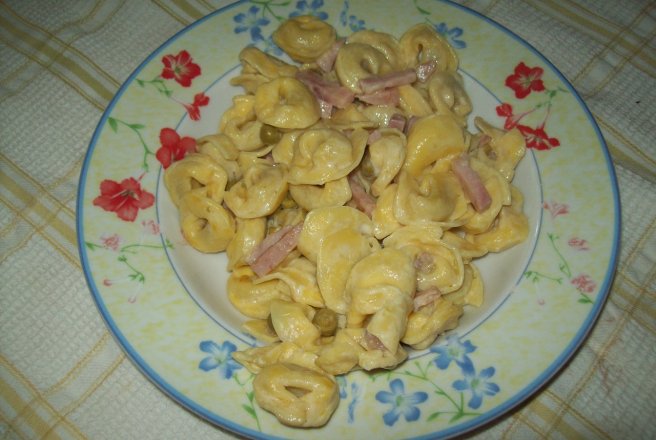 Tortellini cu smantana, prosciutto si mazare