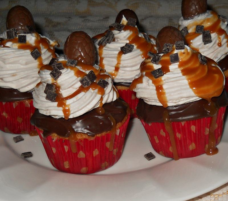 Muffins cu crema de banane si topping de caramel