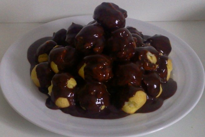 Profiterol cu Crema de vanilie si Topping de ciocolata