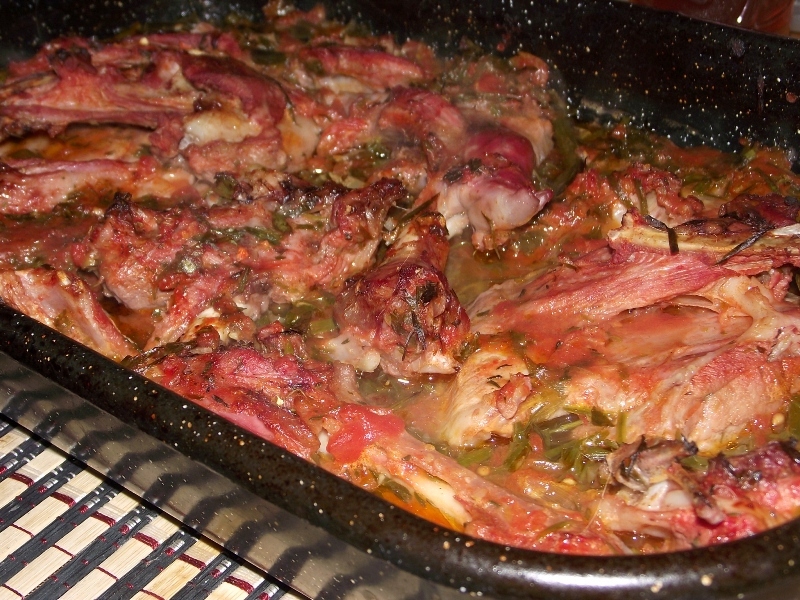 Carne de ied cu sos acrisor de rosii si vin