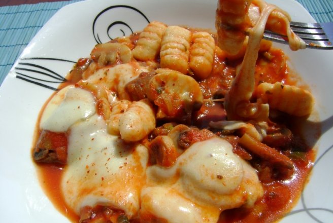 Gnocchi cu sos de rosii,ciuperci si mozzarella