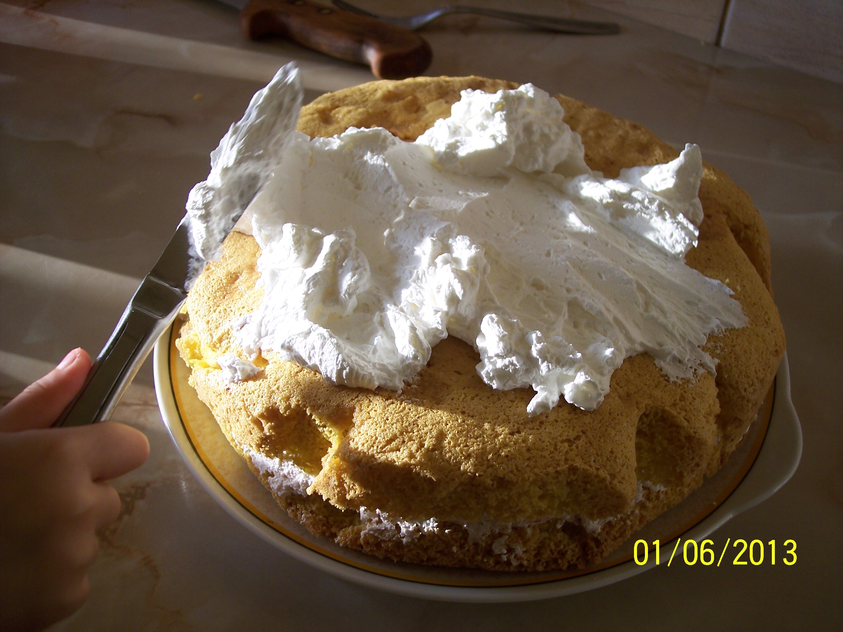 Tort cu crema de branza, capsuni si banane