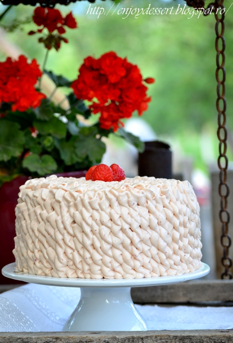 Tort cu capsune, ciocolata si mascarpone