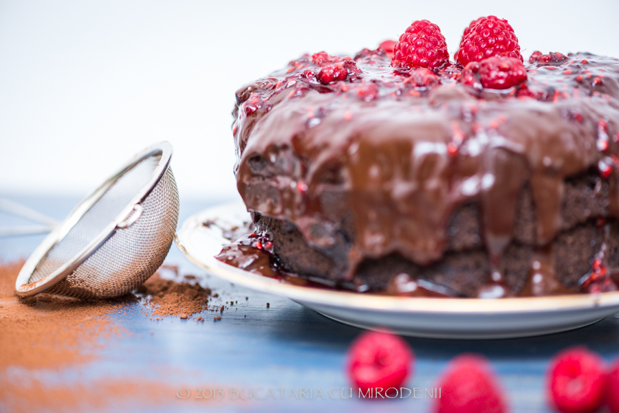 Tort Vegan de ciocolata cu avocado si zmeura