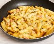 Cartofi prajiti cu ceapa,marar si cascaval-6
