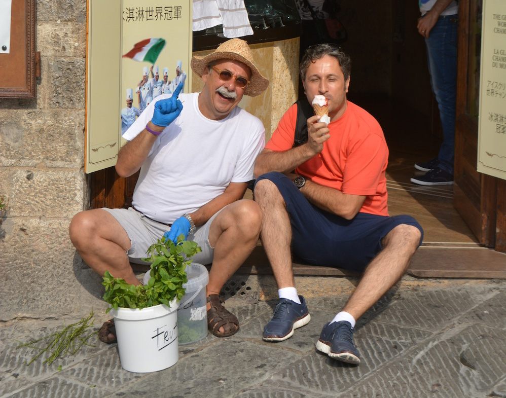 Bucataras hai hui prin Toscana: Batrinul si inghetata