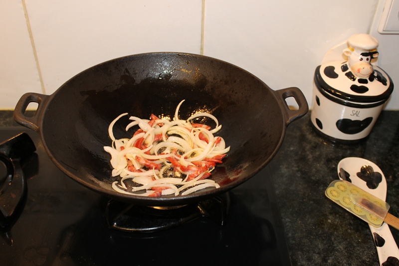 Legume cu ciuperci si chorizo la wok