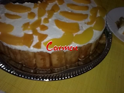 Tort cu crema de iaurt si piersici din compot