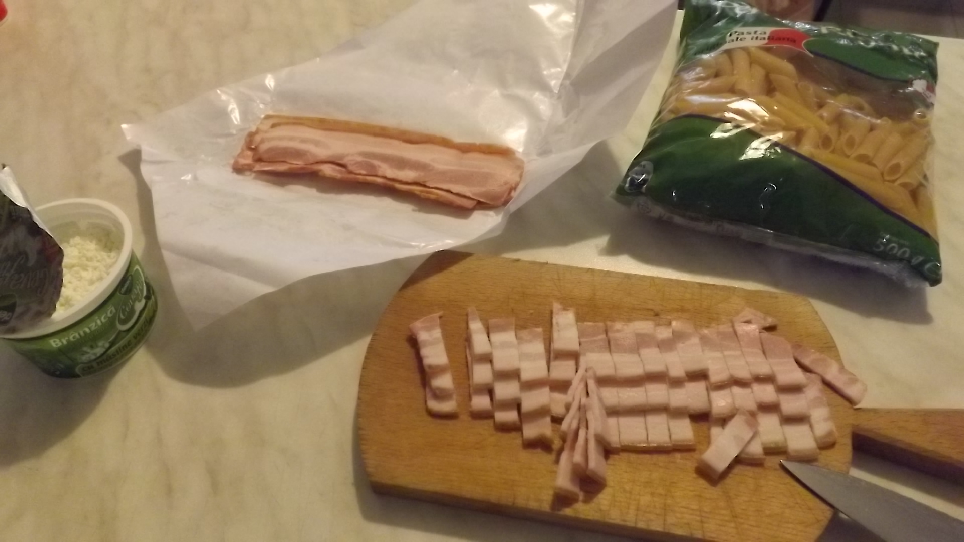 Penne cu bacon si ceva fin de la Delaco