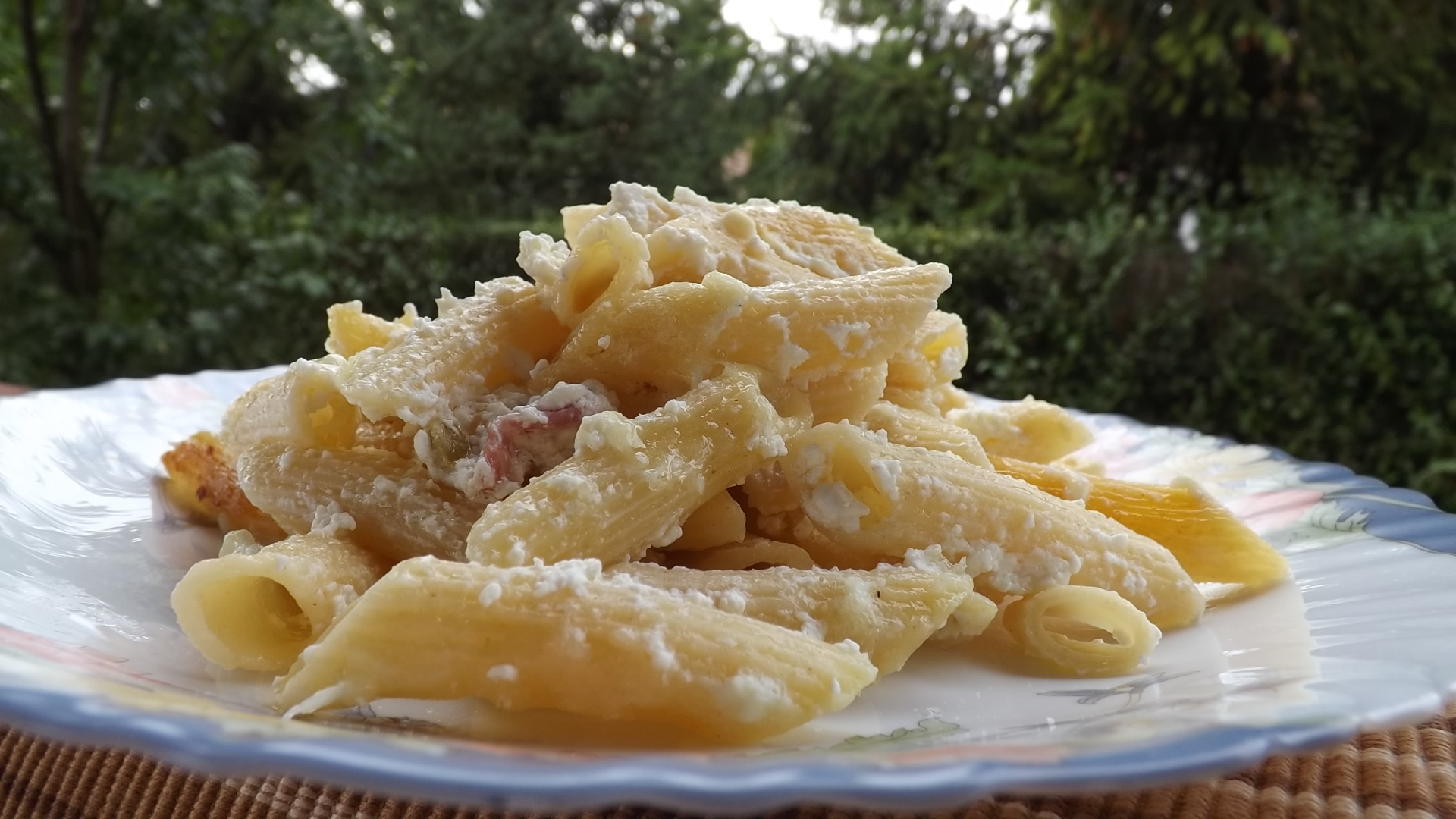 Penne cu bacon si ceva fin de la Delaco