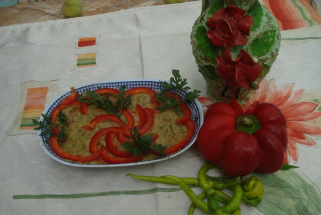 Salata de vinete cu ardei copti si usturoi