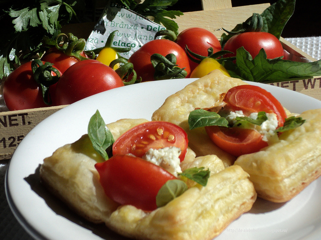 Pateuri cu crema de branza si rosii