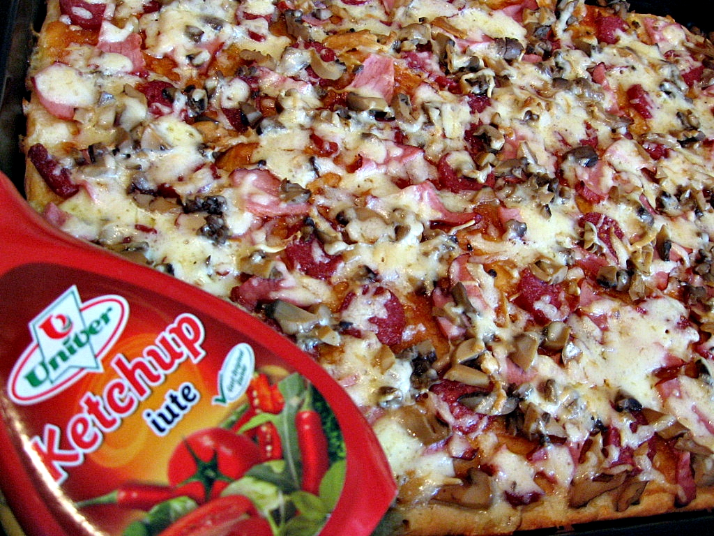 Pizza cu blat crocant, facut cu vin spumant