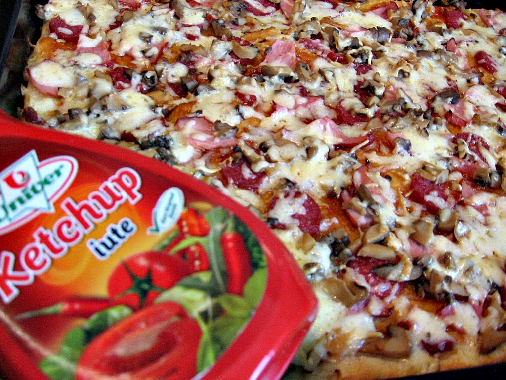 Pizza cu blat crocant, facut cu vin spumant