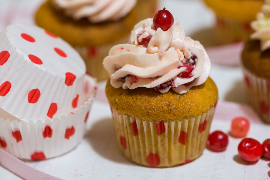 Mini-cupcake cu crema de unt cu bezea elvetiana si merisoare