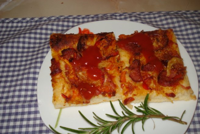 Pizza cu carnat si telemea Delaco