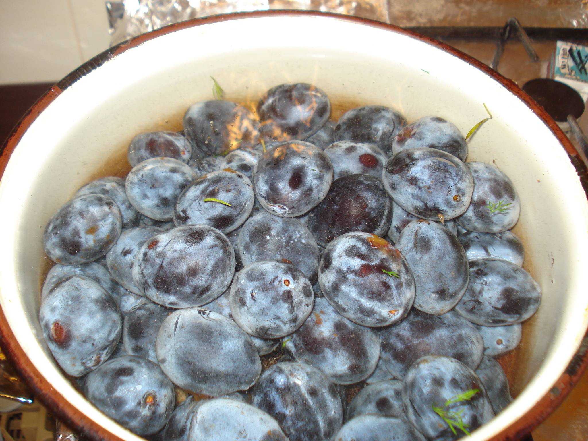 Gem de piersici de gradina si prune vinete