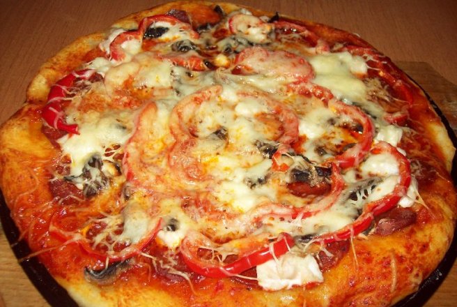 Pizza cu piept de pui si salam pikant