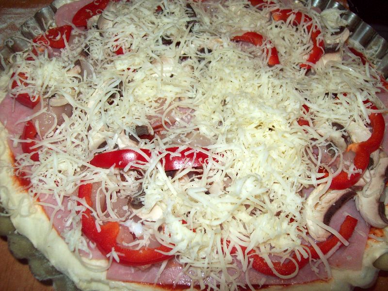 Pizza cu sunca si piept de pui