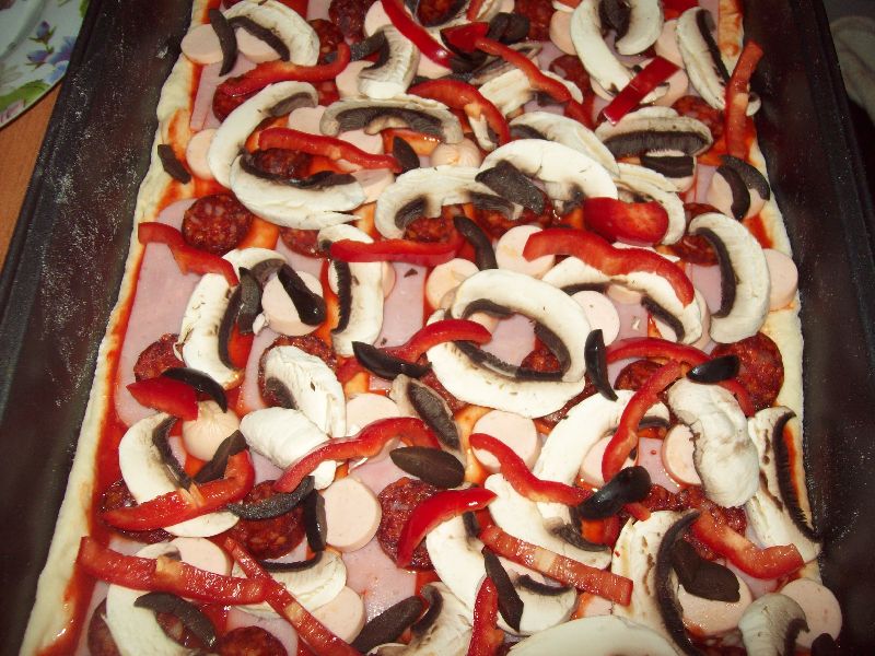 Pizza cu crenvusti si 