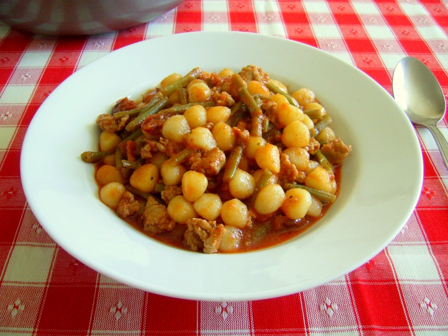 Gnocchi cu carnati, rosii si fasole verde