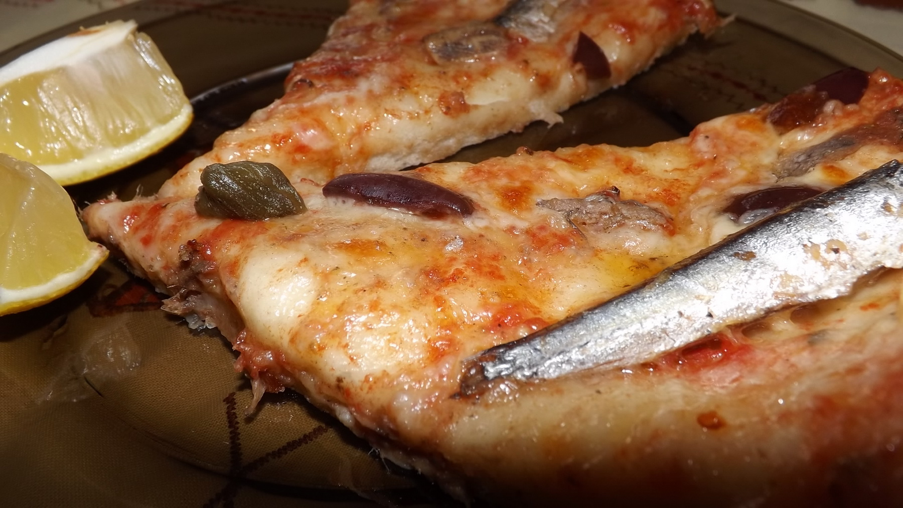 Pizza cu sardele si sardine