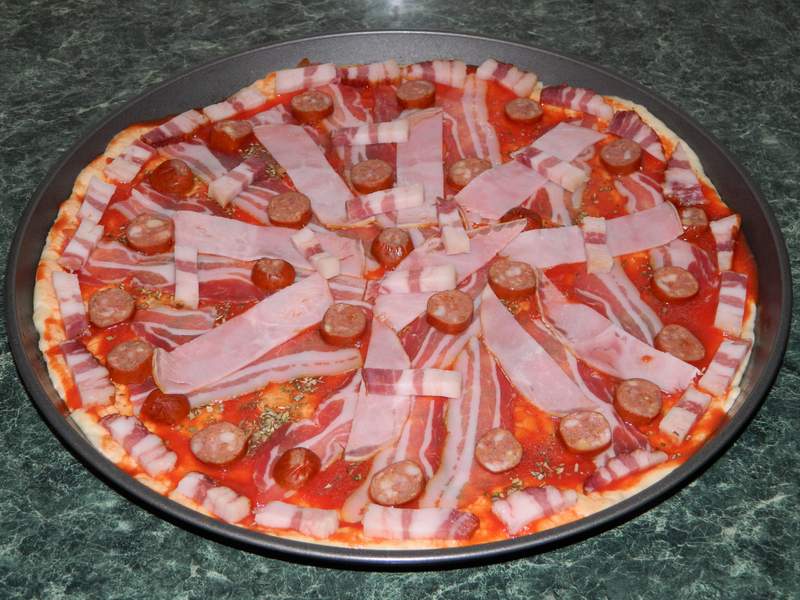 Pizza cu bacon si carnati de bere