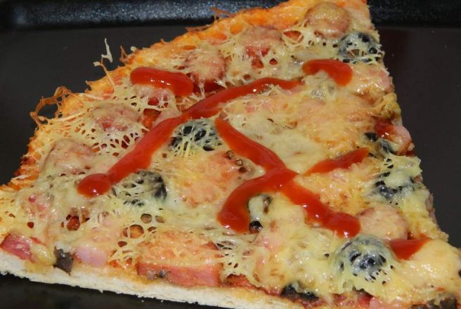 Pizza cu costita si ciuperci