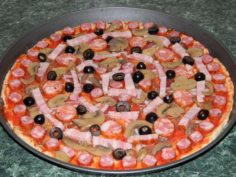 Pizza cu costita si ciuperci