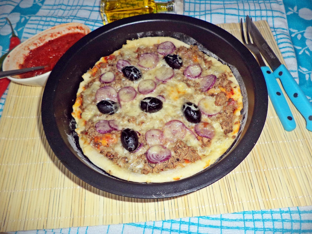 Pizza cu ton si ceapa rosie