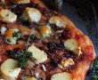 Pizza cu ceapa caramelizata, oua de prepelita si branza de capra-1