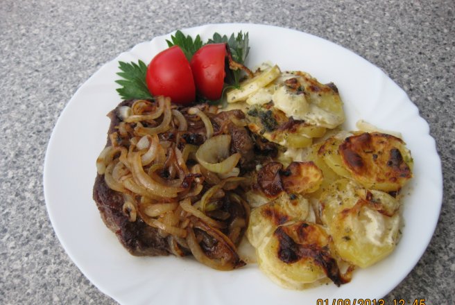 Zwiebelrostbraten(Friptura de vita cu ceapa prajita) si cartofi gratin