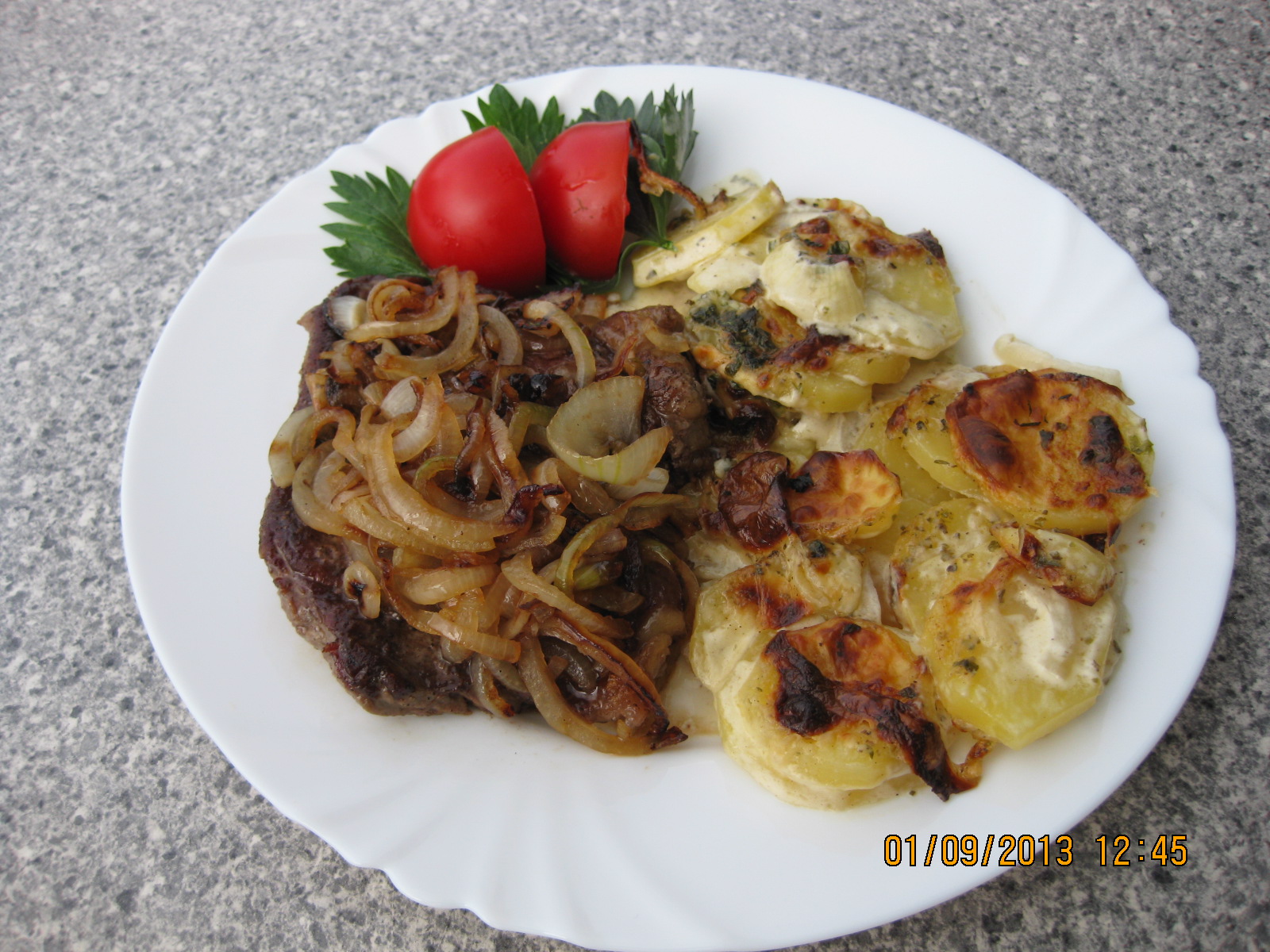 Zwiebelrostbraten(Friptura de vita cu ceapa prajita) si cartofi gratin