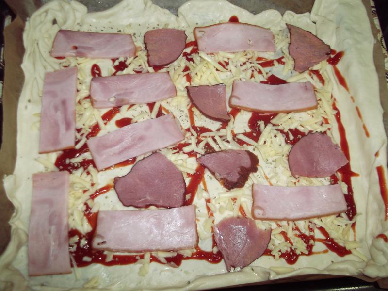 Pizza cu sunca,pastrama de vita si ou