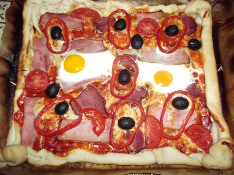 Pizza cu sunca,pastrama de vita si ou