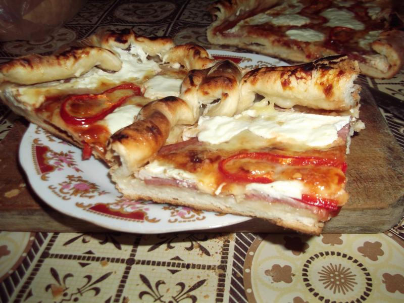 Pizza cu salam si branza