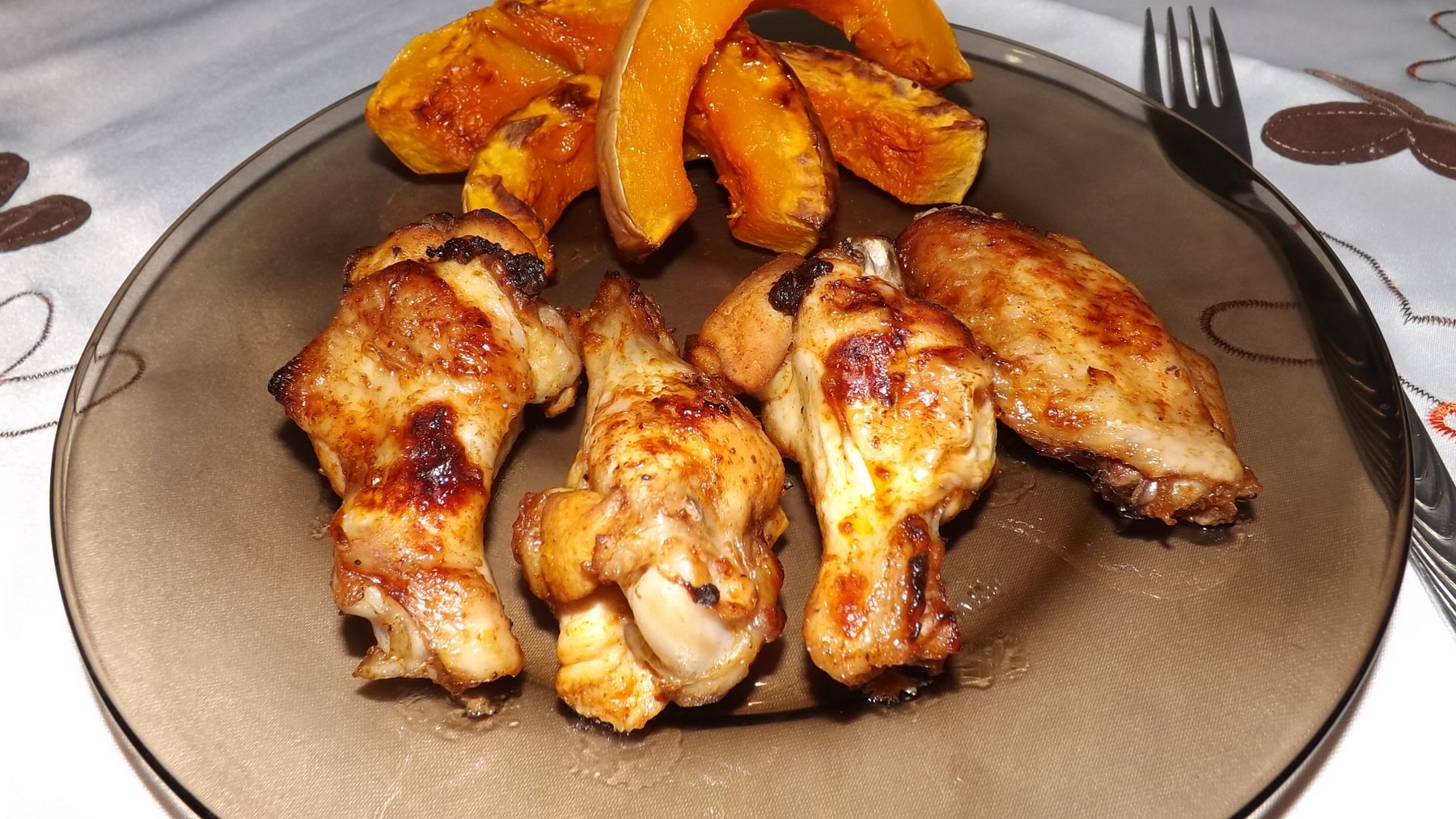Aripi picante cu garnitura de dovleac copt