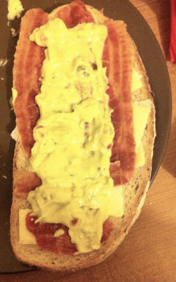 Sandwich la tigaie cu cascaval, bacon crocant si guacamole