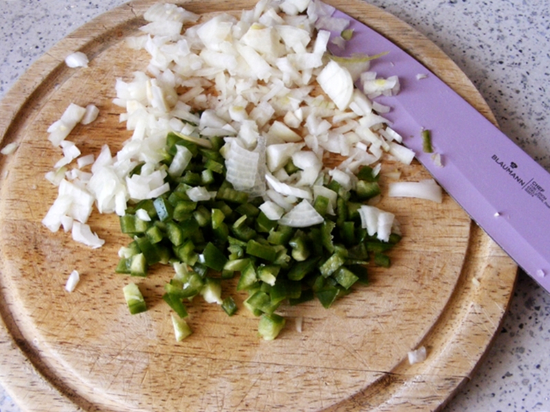 Gnocchi cu sos de rosii cu legume si carnaciori