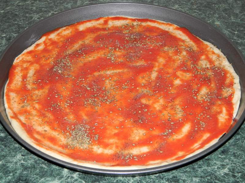 Pizza cu sardine si hering afumat