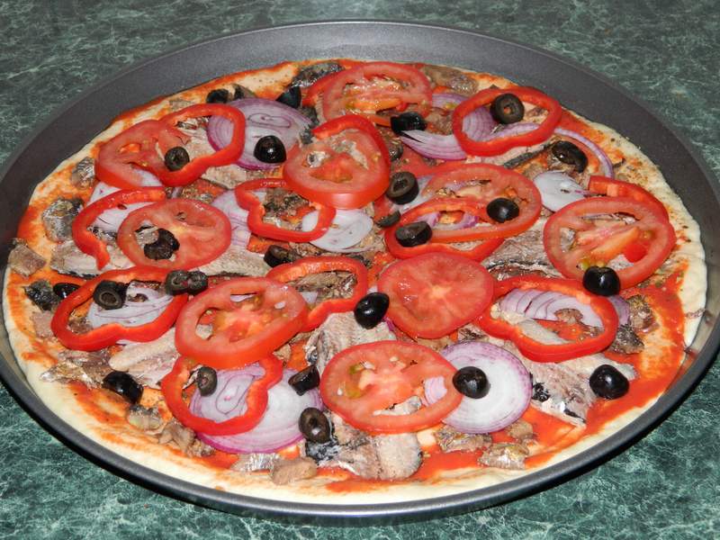 Pizza cu sardine si hering afumat