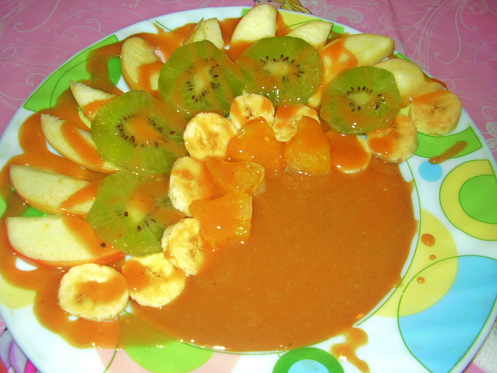 Mix de fructe cu sos caramel